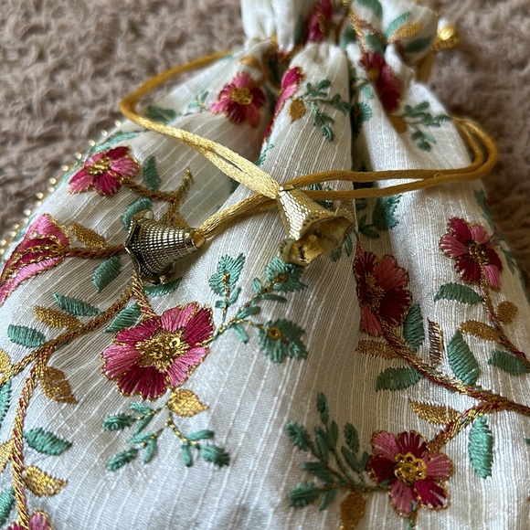 Embroidered fancy hand bag - Picture 3 of 5